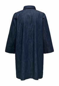 Manteau en denim bleu foncé avec un col à revers, manches trois-quarts et coupe ample. Présente une coupe droite et une texture douce.