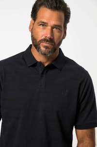 Námořnická polo košile s jemnými horizontálními pruhy, klasickým límečkem, dvěma knoflíky a malým vyšitým logem na hrudi.