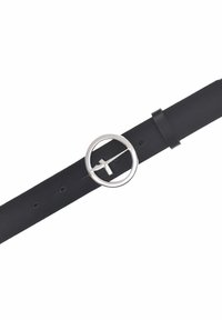 Cintura in pelle nera con una fibbia circolare in argento caratterizzata da un design semplificato delle lettere. La cintura presenta numerosi fori di regolazione per adattarsi alla taglia.