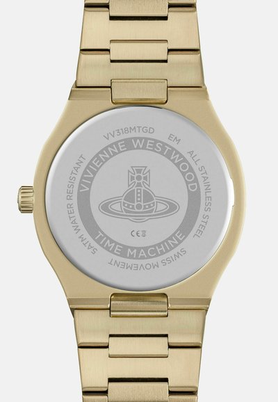 Gouden roestvrijstalen horloge met een metalen armband en een ronde kast. Achterkant beschikt over gegraveerd ontwerp en merknaam, gemarkeerd als waterdicht.