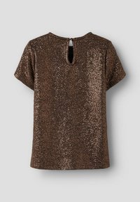 Korte mouwen bronzen glittertop met een sleutelgat knoopsluiting aan de achterkant, weergegeven tegen een effen achtergrond.
