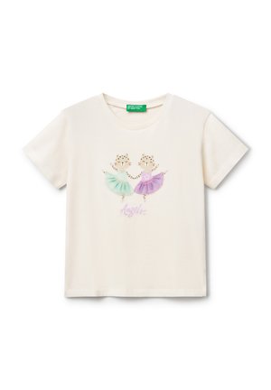 T-shirt in cotone crema con una grafica di due gatti in costumi da balletto, uno in verde menta e l'altro in lavanda, con il testo "Angels" sotto.