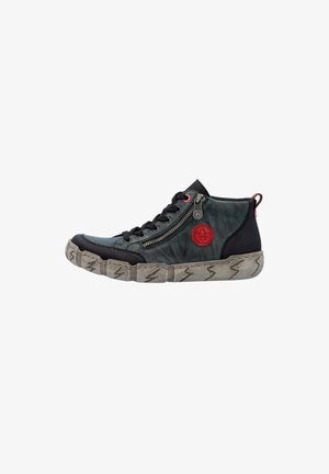 Sneaker mi-haut avec une tige en matériaux mélangés noir et vert, détail de fermeture éclair, accents rouges et semelle grise texturée avec un motif en zigzag.