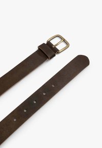 Cinturón de tela marrón con acabado texturizado, que presenta una hebilla metálica y múltiples agujeros de ajuste a lo largo de la correa.