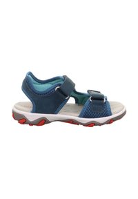 Sandale bleue avec tige en maille et en daim, deux sangles Velcro ajustables, semelle intérieure rembourrée et semelle extérieure en caoutchouc avec des accents rouges.