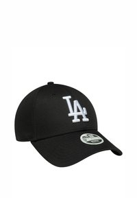 Schwarze Baseballmütze mit runder Krone, auf der Vorderseite mit einem weißen gestickten "LA"-Logo und einem flachen Schirm. Enthält ein Logo-Tag am Schirm.