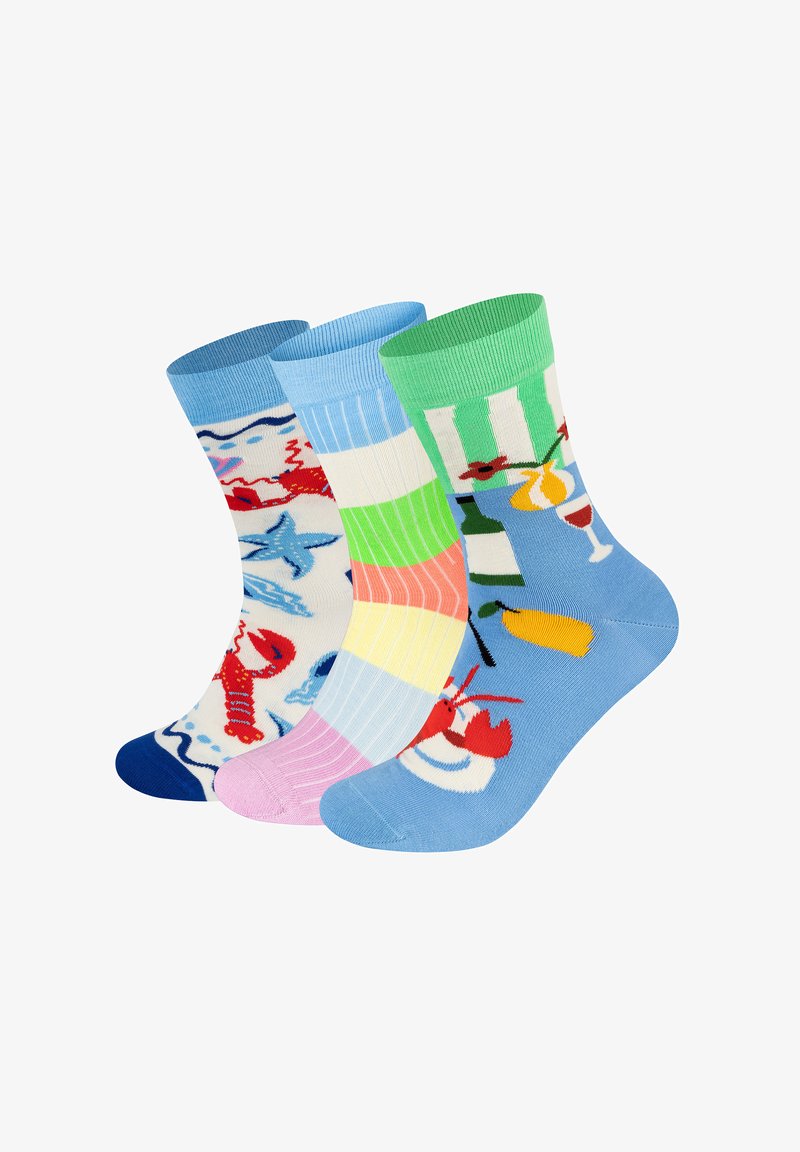 Tři páry barevných ponožek: jedny s humry na bílém pozadí, jedny s pastelovými pruhy a jedny s ilustracemi pláže na modré.