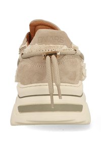 Beige sneakers met een bovenwerk van suede, decoratieve veters en platte veters. Dikke witte zool met een subtiele grijze streep. Merkenlogo op de hiel.