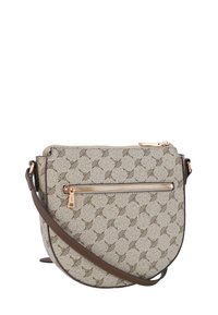Borsa a tracolla beige a motivo con tracolla marrone, dotata di una tasca frontale con zip e dettagli dorati. Forma curva e testurizzata.