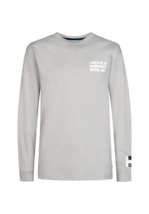 Lichtgrijs shirt met lange mouwen met kleine witte tekst op de linker borst en een zwart-wit label op de rechter mouwmanchet.