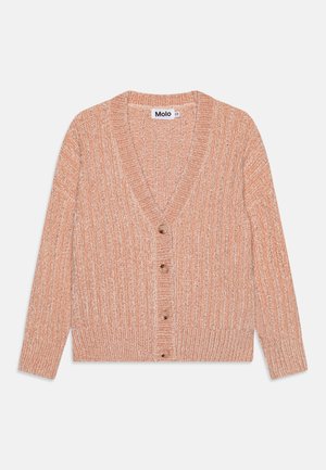 Ferskenfarvet ribstrikket cardigan med lange ærmer, V-hals og fire forreste knapper, lagt fladt på hvid baggrund.