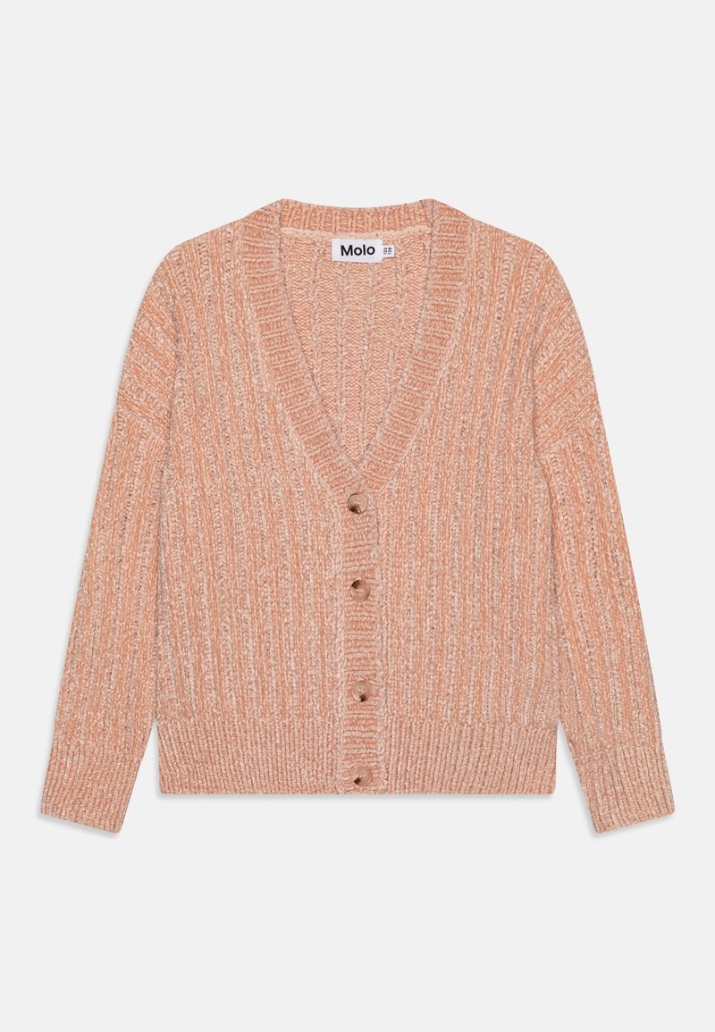Cardigan en maille côtelée couleur pêche, manches longues, col en V et quatre boutons sur le devant, posé à plat sur un fond blanc.