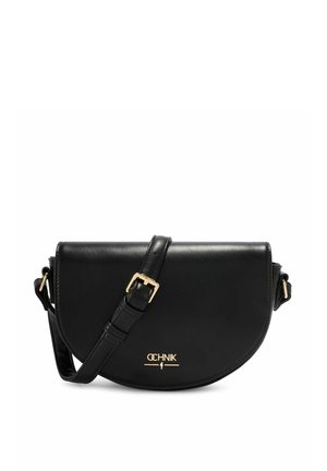 Czarna półokrągła skórzana torba na ramię z regulowanym paskiem i złotą klamrą, z małym złotym logo OCHNIK na przodzie.