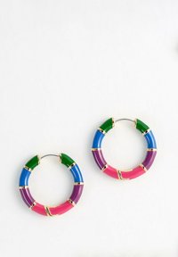 Bunte Creolen mit Segmenten in Grün, Blau, Lila und Pink, mit goldenen Akzenten und einer glänzenden, glatten Oberfläche.
