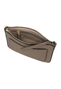Graue Leder-Clutch mit Reißverschluss, ausgestattet mit einem Innenfach und einer äußeren Einschubtasche. Strukturierte Oberfläche und elegantes Design.