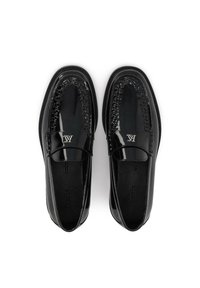 Fekete lakkbőr mokaszinok, felsőrészükön fonott részletekkel, sima felülettel, lekerekített orral és textúrált talppal. Ezüst logó látható.
