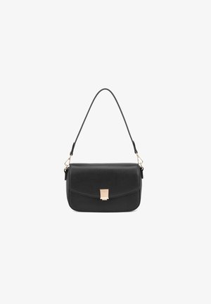 Schwarze Leder-Schultertasche mit glatter Textur, Klappverschluss, goldfarbenen Beschlägen und einem verstellbaren Träger. Kompakte rechteckige Form.
