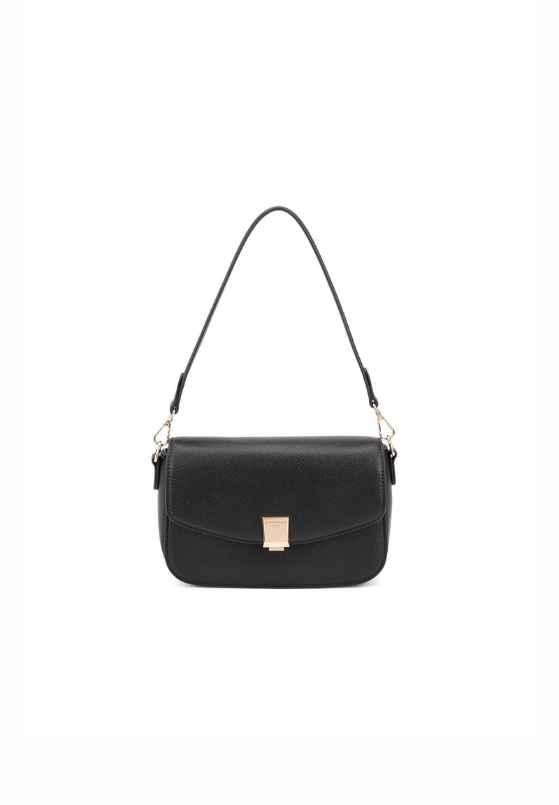 Borsa a tracolla nera in pelle con una superficie liscia, chiusura a patta, accessori in tonalità dorata e tracolla regolabile. Forma rettangolare compatta.