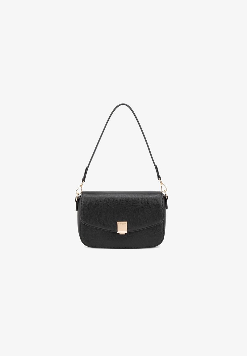 Sac à bandoulière en cuir noir avec une texture lisse, fermeture à rabat, quincaillerie en ton doré et une bandoulière réglable. Forme rectangulaire compacte.