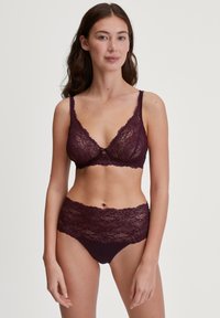 Bordeaux kanten bh en bijpassende high-waisted onderbroek. De bh heeft een driehoekige vorm met delicate kantafwerking; de tailleband heeft bloemige kantaccenten.