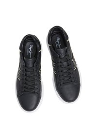 Schwarze Ledersneaker mit weißen Sohlen, mit Schnürsenkeln, Logo innen und drei Streifen an den Seiten in Gold und Weiß.