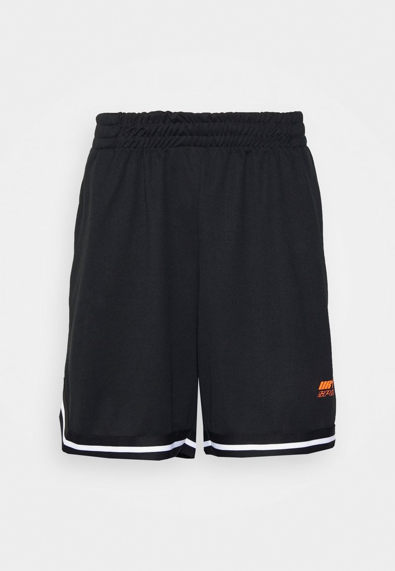 Shorts de sport noirs avec taille élastique, doubles bandes blanches aux ourlets, et petit logo orange en bas de la jambe droite.