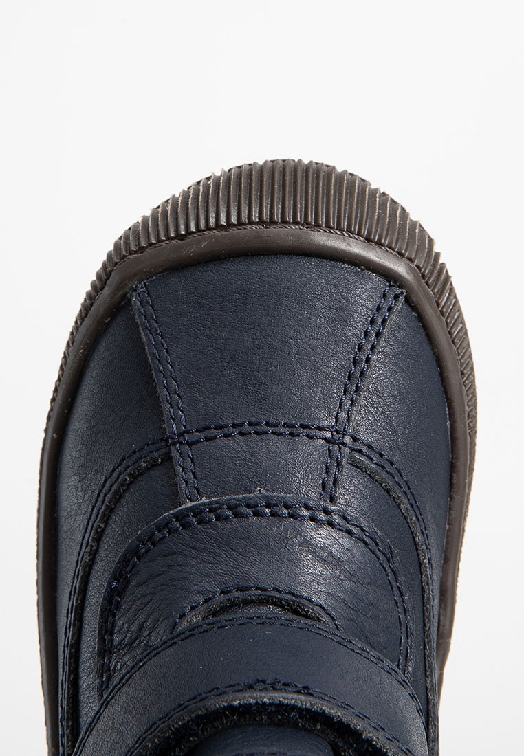 Marineblaue Lederschuhe mit zwei Klettverschlüssen, runder Zehenform, strukturiierter dunkler Gummisohle und sichtbaren Nähdetails.