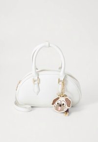 Geantă albă cu formă rotunjită, material din piele ecologică, două mânere, accesorii aurii și un charm detașabil în formă de câine pug.
