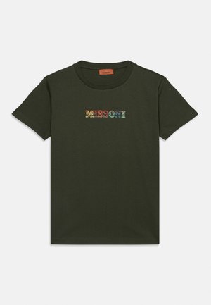 Tmavozelené tričko s krátkym rukávom s viacfarebným vzorovaným textovým logom "MISSONI" umiestneným v strede hrude.