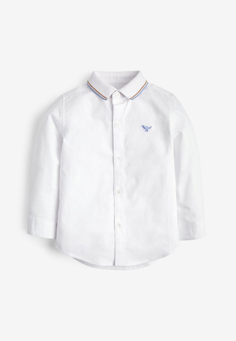 Chemise blanche à manches longues avec boutons, col à rayures bleues et oranges et petit logo dinosaure bleu sur la poitrine.