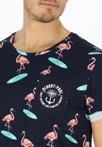 Blount & Pool TROPICAL POCKET - Print T-shirt - navy surfing flamingo