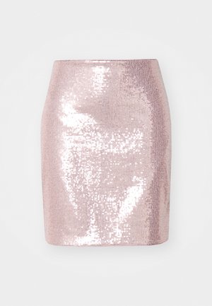 Lyserød, palietteret miniskirt med en tætsiddende form, glat tekstur og en glitrende overflade, der reflekterer lys fra flere vinkler.