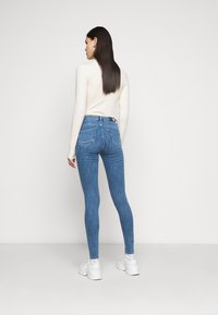 ONLY Tall ONLPOWER MID PUSH UP - Calças de ganga de corte skinny - medium blue denim