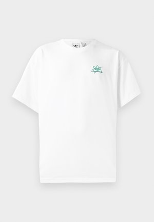 Λευκό βαμβακερό t-shirt με πράσινη γραφική παράσταση από φοίνικες, κύματα και το κείμενο "adidas Originals" στην πλάτη. Χαλαρή εφαρμογή με κοντά μανίκια.