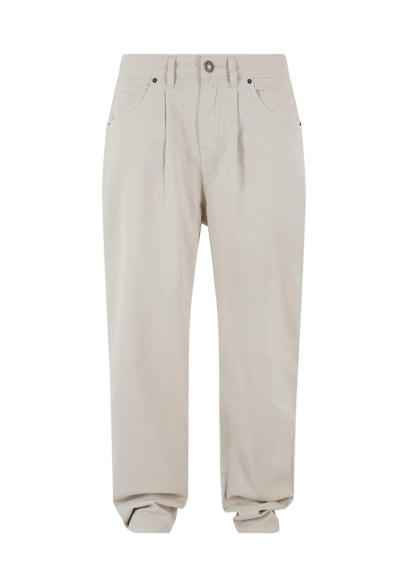 Pantalons taillés beige clair avec des plis sur le devant, deux poches latérales et une poche au dos. Fabriqués en tissu lisse avec une jambe légèrement fuselée.