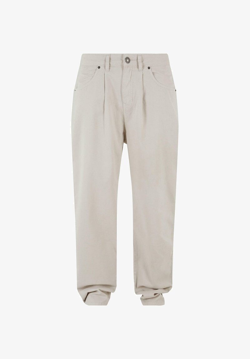 Pantalons taillés beige clair avec des plis sur le devant, deux poches latérales et une poche au dos. Fabriqués en tissu lisse avec une jambe légèrement fuselée.