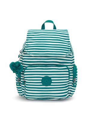 Gestreepte rugzak in teal en wit, voorzien van een klepsluiting, voorvak en een decoratieve bloemvormige sleutelhanger. Duurzame stof met ritsen.