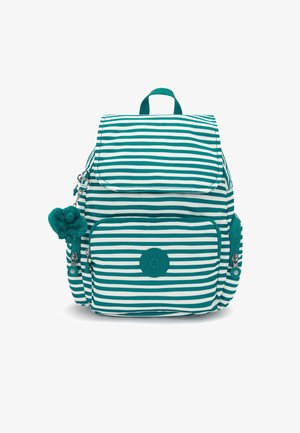 Sac à dos rayé en bleu sarcelle et blanc, avec une fermeture à rabat, une poche avant et un porte-clés décoratif floral. Tissu durable avec fermetures éclair.