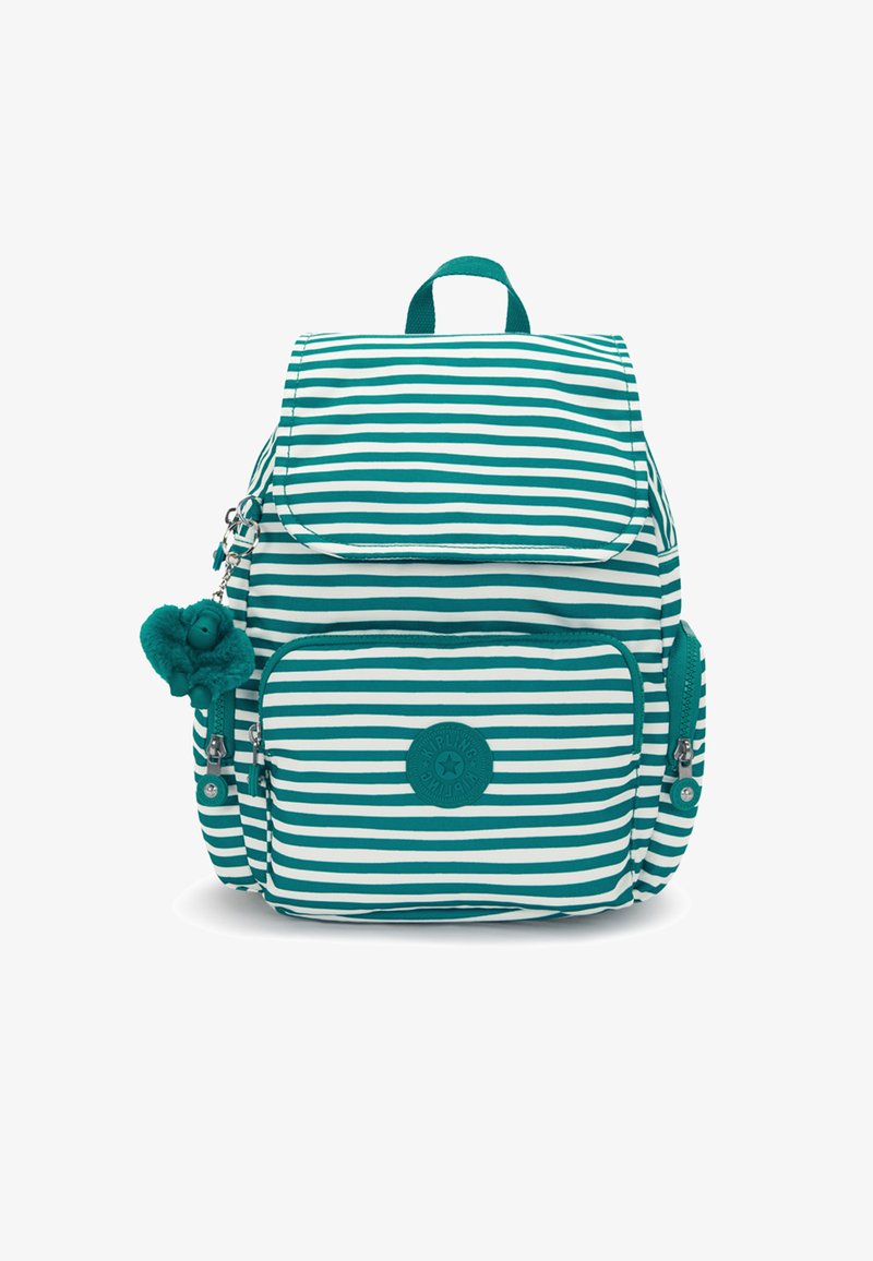 Sac à dos rayé en bleu sarcelle et blanc, avec une fermeture à rabat, une poche avant et un porte-clés décoratif floral. Tissu durable avec fermetures éclair.