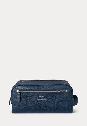 Geantă de toaletă din piele texturată de culoare albastru marin, cu buzunar frontal cu fermoar, fermoar argintiu, mâner lateral și logo Polo Ralph Lauren embossat în argintiu.