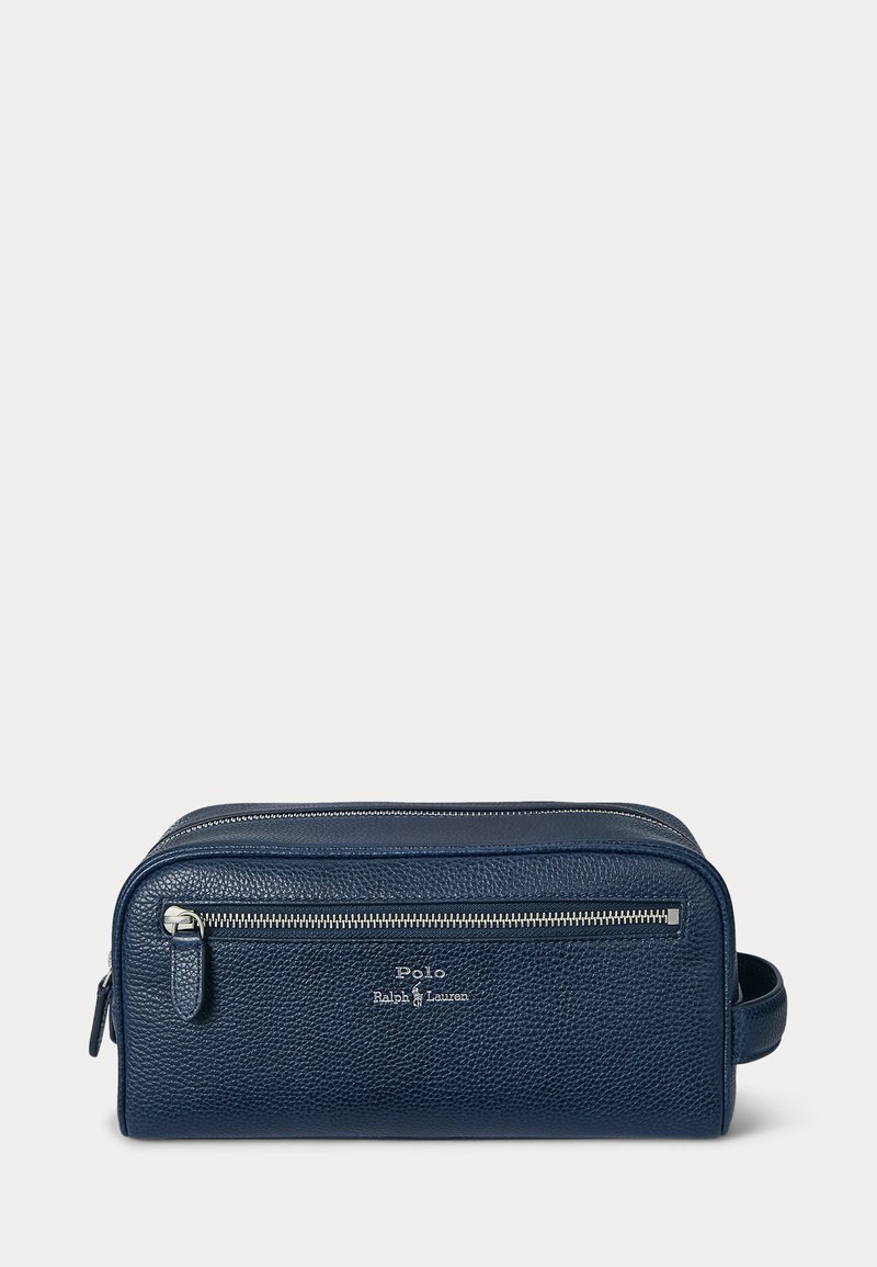 Τσαντάκι καλλυντικών από δέρμα σε ναυτικό μπλε με υφή, εμπρόσθια θήκη με φερμουάρ, ασημένιο φερμουάρ, πλευρική λαβή και λογότυπο Polo Ralph Lauren τυπωμένο σε ασημί.