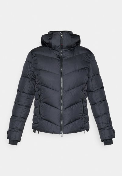 Casaco acolchoado preto com gola alta, com fecho de correr à frente, costura em padrão espinha de peixe e punhos elásticos. Inclui bolsos laterais com fecho de correr.