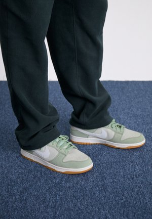 DUNK LOW RETRO SE - Joggesko - jade horizon/summit white/light silver/light brown