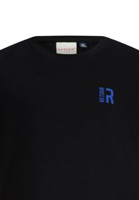 Czarny bawełniany T-shirt z okrągłym dekoltem i krótkim rękawem, z niebieskim nadrukowanym logo "RETOUR R" na lewej piersi.
