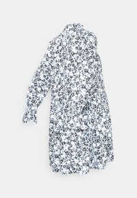 Vestido branco com padrão floral em preto e azul, com mangas longas e bainha com volantes, feito de um tecido leve.