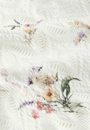 Weißer strukturierter Stoff mit floralen Mustern in Lila, Rosa und Gelb. Das Design umfasst erhabene Details und fließende Formen.