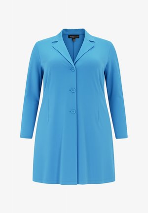 Blazer bleu clair à manches longues avec col, trois boutons sur le devant et un ourlet légèrement évasé.