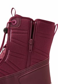 Bordeauxrote, wasserdichte Stiefel mit strukturiertem Stoff, seitlichem Reißverschluss und elastischen Schnürsenkeln. Verfügt über eine verstärkte Ferse und eine Schlaufe zum einfachen Anziehen.