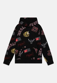 Hoodie noir avec inscription rouge "Jordan", numéro 23, tête de taureau, écriture Flight, et écussons sur le thème du basketball en or et rouge imprimés partout.