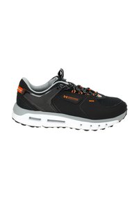 Chaussures de sport noires avec une tige en maille, accents orange et doublure grise. Semelle intermédiaire blanche avec découpes pour un meilleur amorti. Semelle extérieure en caoutchouc texturé.
